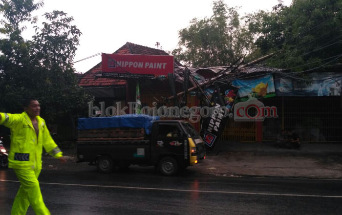Tiang Listrik Roboh Timpa Rumah Warga