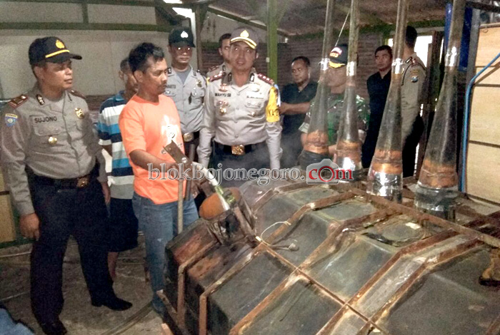 Penggrebekan Pabrik Arak di Mojodelik