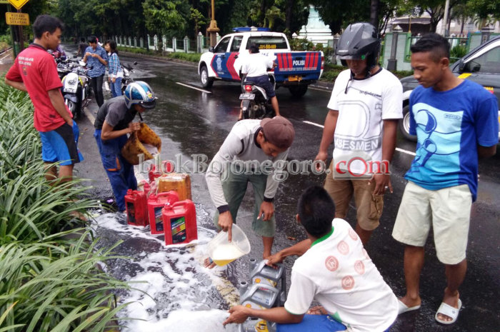 Mengais Solar dari Truk Terguling