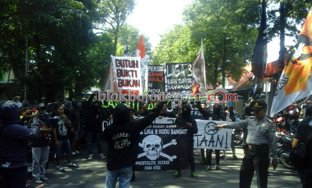 Ratusan Suporter Persibo Geruduk Gedung DPRD