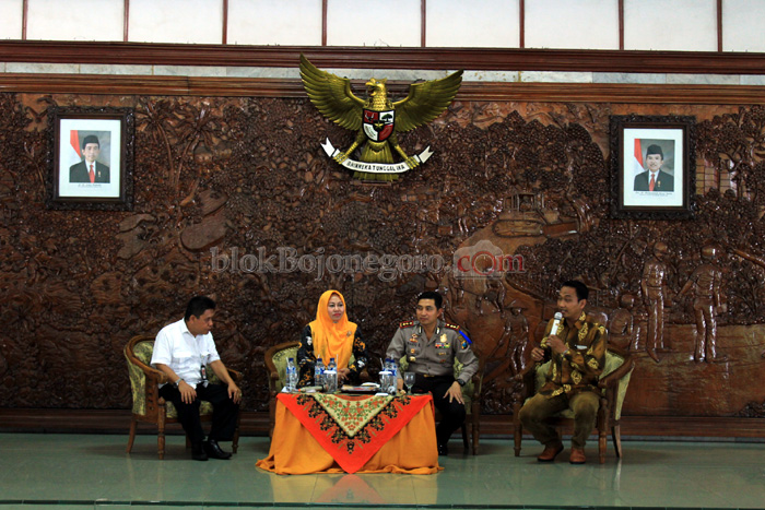 Diskusi Panel Seputar Migas