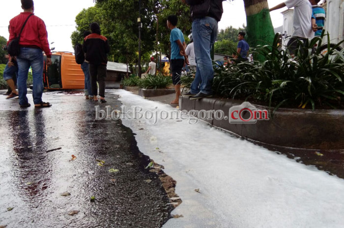 Tumpah, Solar Menjalar ke Jalan