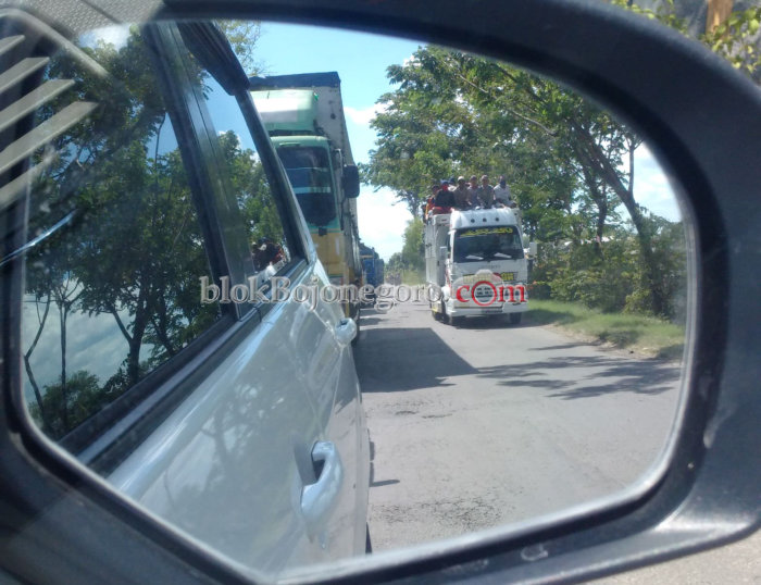Jalan Diperbaiki, Macet di Balen