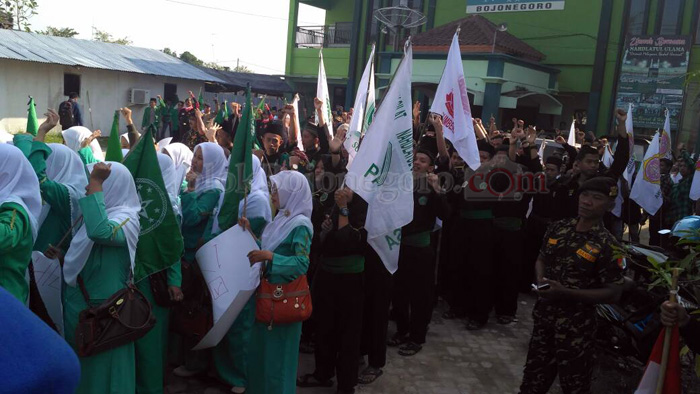 Ratusan Massa Berkumpul di Kantor PCNU